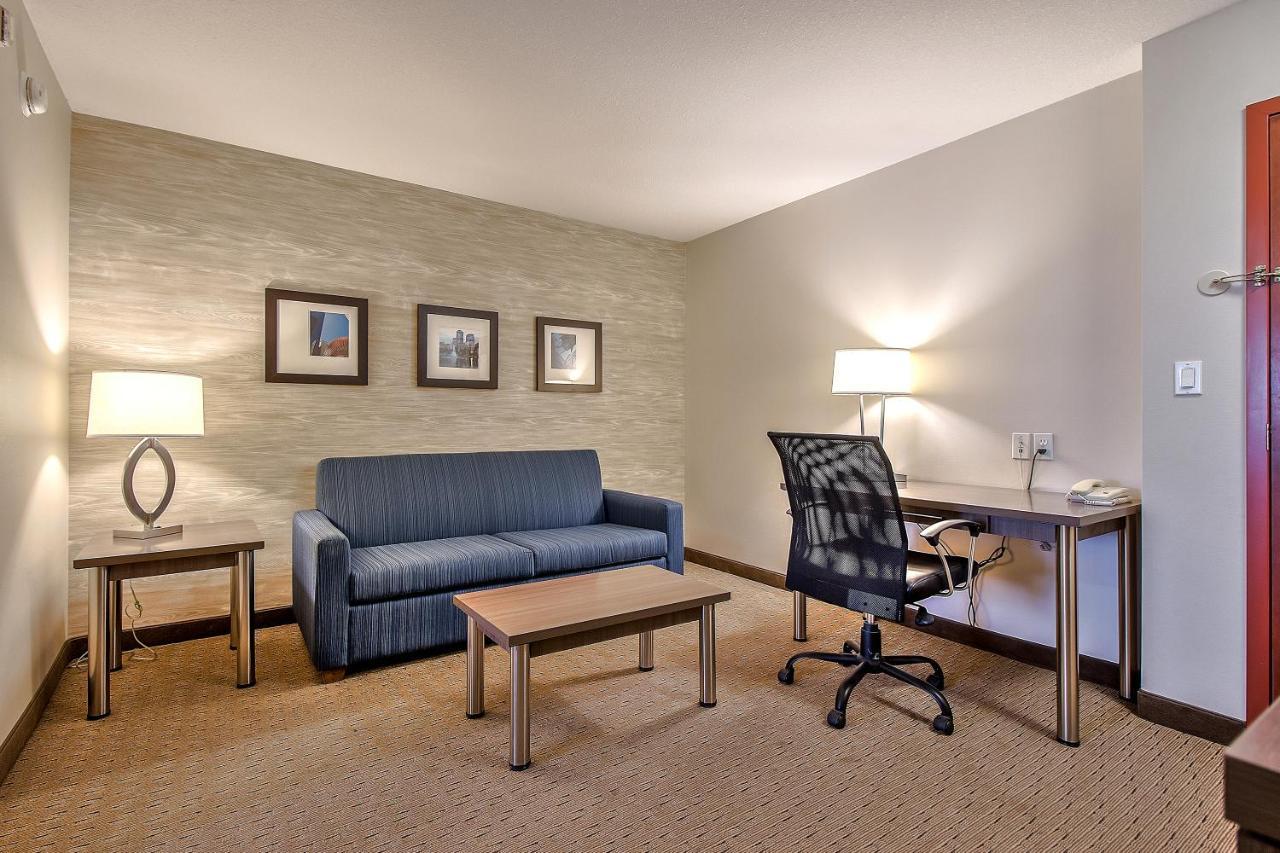Comfort Inn & Suites South YYC Exteriör bild