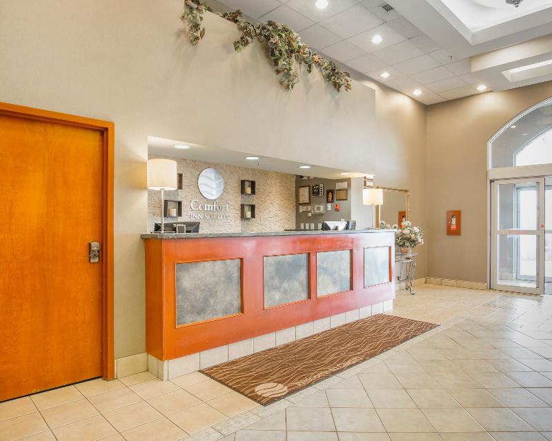 Comfort Inn & Suites South YYC Exteriör bild