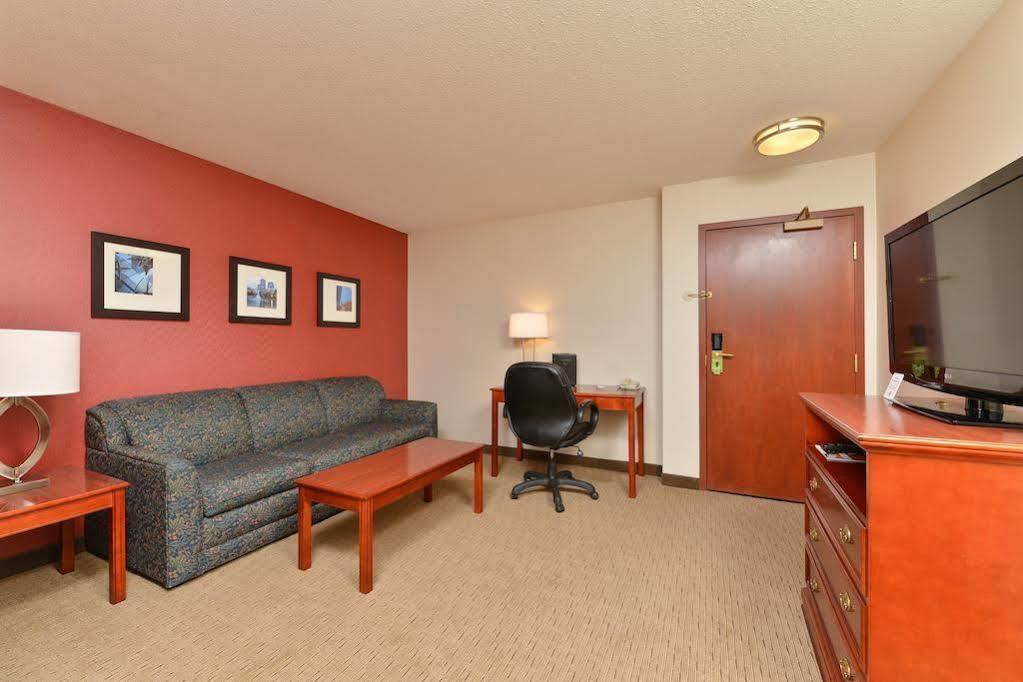 Comfort Inn & Suites South YYC Exteriör bild