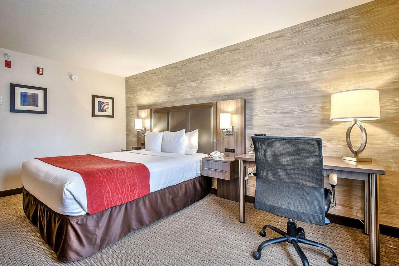 Comfort Inn & Suites South YYC Exteriör bild