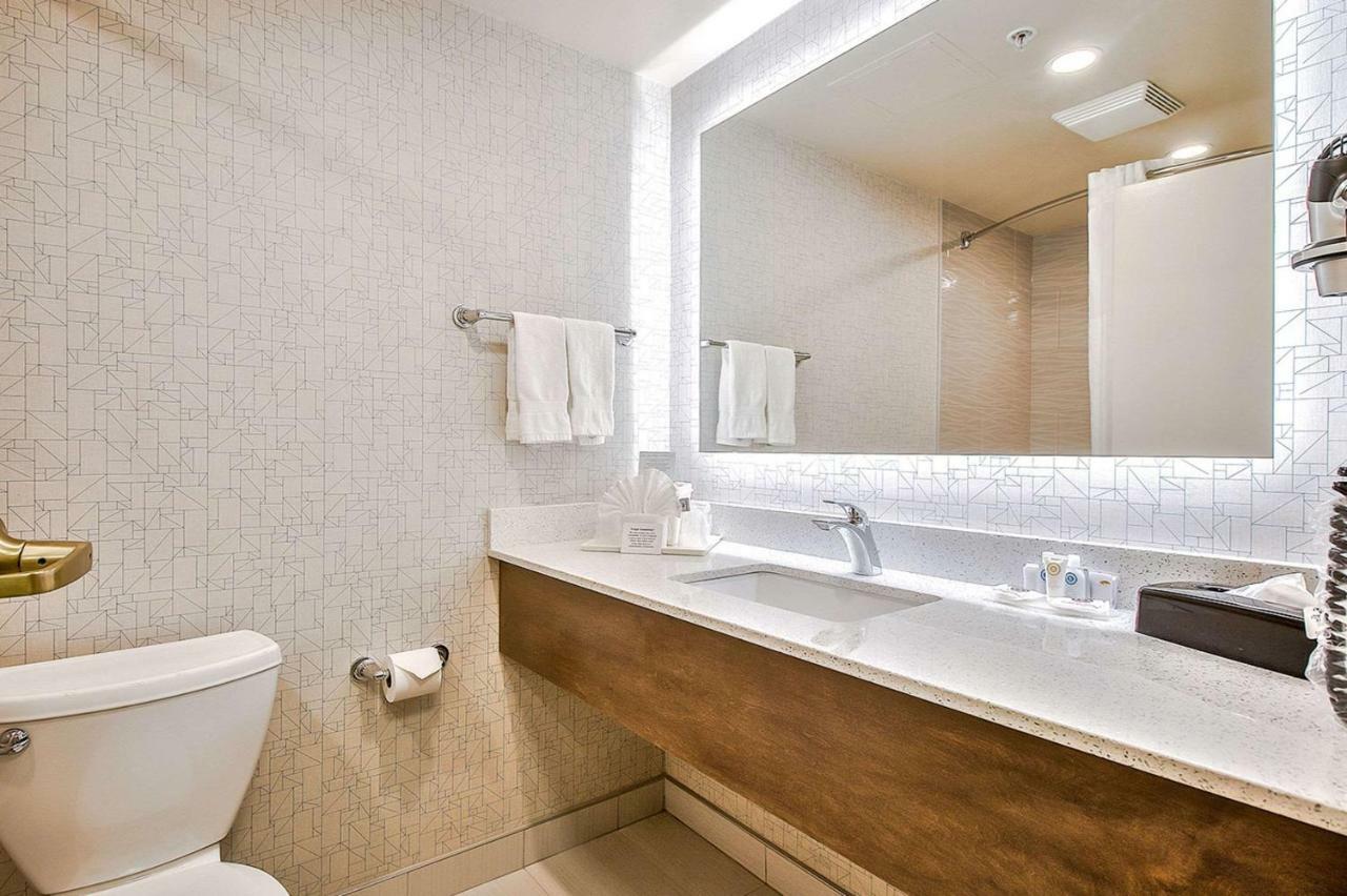 Comfort Inn & Suites South YYC Exteriör bild