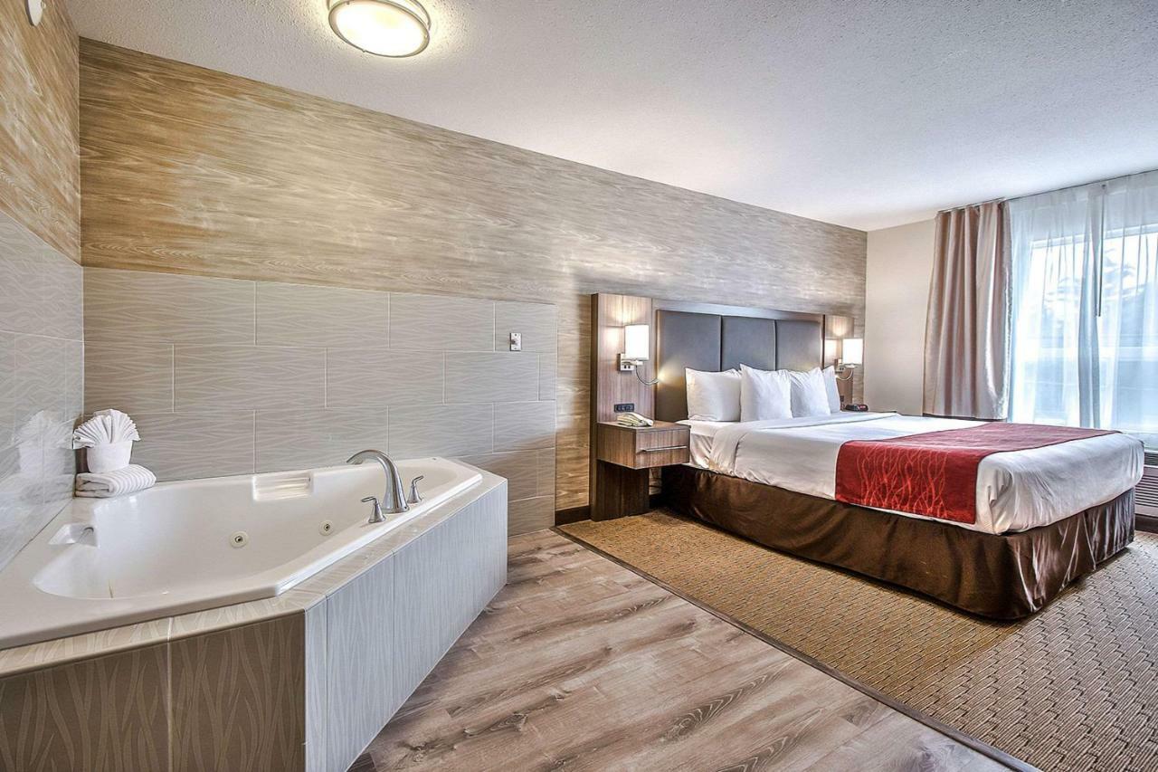 Comfort Inn & Suites South YYC Exteriör bild